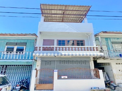 ตลาดถนนคนเดิน  เกาะลอย โรบินสัน ศรีราชา ให้เช่าบ้านทาวน์โฮม 3 ชั้