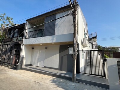 บ้านหลังมุม ติดถนน 2 ด้าน หน้าหลัง รัชดา18 แต่งใหม่ทั้งหลัง ใกล้ 
