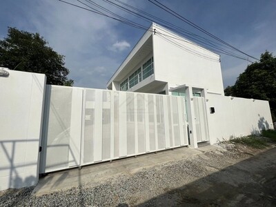 ให้เช่าบ้านสีขาว สไตล์ Modern 2 ชั้น5 ห้องนอน ใกล้ Robinson ลาดกร