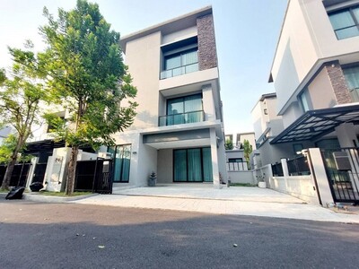 ให้เช่าบ้านแฝด 3 ชั้น  โครงการบ้านกลางเมือง คลาสเซ่ เอกมัย-รามอิน