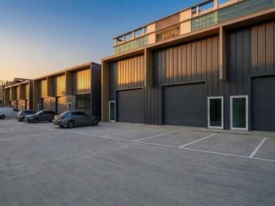 ให้เช่าโกดังสร้างใหม่มีออฟฟิศิ92-130ตร.มถนนกิ่งแก้ว