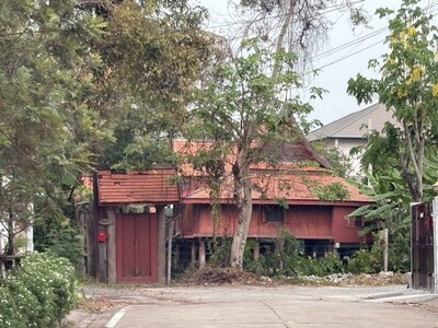 ขายบ้านทรงไทย มนต์เสน่ห์บ้านไม้ พร้อมบึงน้ำภายในบ้าน  นนทบุรี
