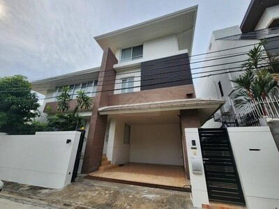 ให้เช่าบ้านหรู 3 ชั้น ขนาด 5ห้องนอน ย่านรัชดานิเวศน์ 16 เขตห้วยขว