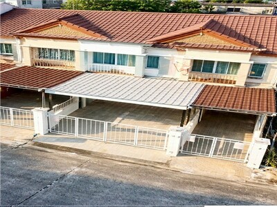  ตลาดไอยรา 2.8 กม.  ม.กรุงเทพ 2 กม. 2 นอน 2 น้ำ  ตลาดไท 2.5 กม.