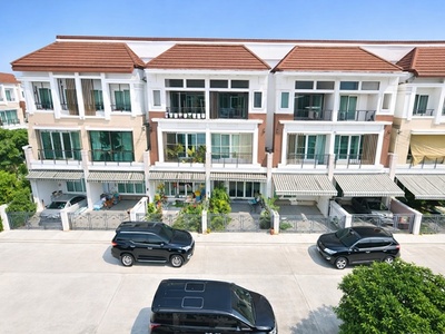 รัชดา เหม่งจ๋าย บ้านกลางเมือง 3 ชั้น สไตล์หรู 4 นอน  ประชาอุทิศ