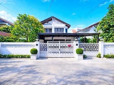 BTSเสนานิคม รร.สตรีวิทยา2 จอดรถ5คัน ลาดพร้าว 5-6นอน 2น้ำ ใกล้ 