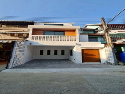 ทาวน์เฮ้าส์ 3 ชั้น เฟอร์นิเจอร์ครบ รีโนเวทใหม่ เจ็ดยอด