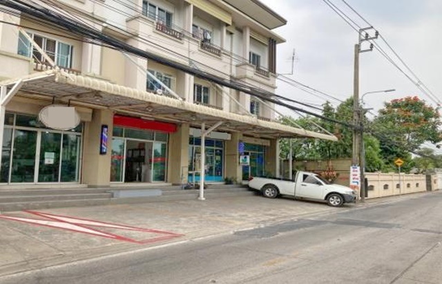 กองสลาก ให้เช่าชั้น 1 ของตึก พาณิชย์ ไม่มีตึกบัง  นนทบุรี 38-44 มี Apartment คอนโด 2000 units จำนวนมาก, 16ตรว. 