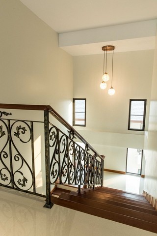 RENT คฤหาสน์ 3ชั้น 6 bedrooms  with swimming pool zone  Rama 9 ใกล้ห้างซีคอน ติดต่อk โบว์0837824962