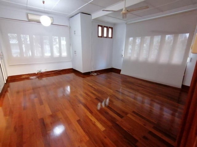 M6549ให้เช่าบ้านเดี่ยว 2 หลัง ใจกลางเมือง ถนนสารสิน ตรงข้ามสวนลุมพินี  ใกล้สีลม ใกล้สยามสแควร์วัน 