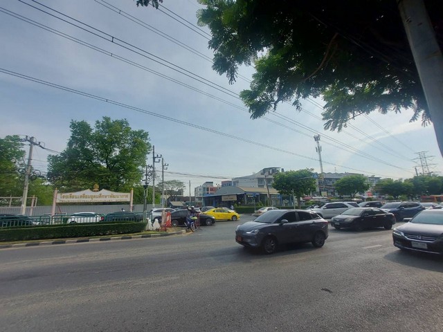 ขายที่ดิน ติดถนนพัฒนาการ เนื้อที่ 742 ตารางวา หน้ากว้าง 90 เมตร ติดถนนเมน ตรงข้ามซอยพัฒนาการ 58