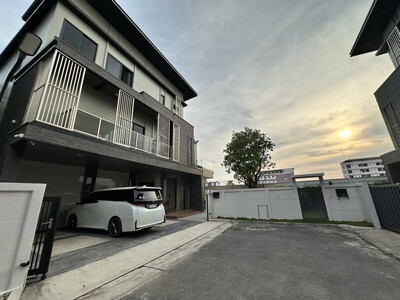 บ้านเดี่ยวริมน้ำ 3 ชั้น พร้อมลิฟต์ พานารา เทพารักษ์ 65 ตร.ว