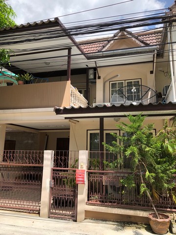  ให้เช่าทาวน์โฮม2ชั้น อุดมสุขซอย51 หมู่บ้านรุ่งเจริญ เนื้อที่ 28 ตรว มีเฟอร์นิเจอร์