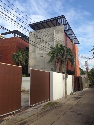 ขายบ้านเดี่ยว modern 3 ชั้น  พหลโยธิน 8 ( ซอยสายลม 2 ) บ้านหันไปทางทิศตะวันออก  