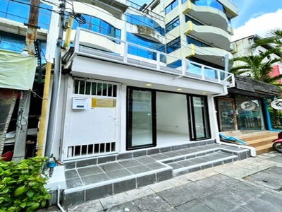  ม.หอการค้าไทย 560 ม. รัชดาภิเษก ให้เช่าคาเฟ่1.5 ชั้นใหม่ 142 ตร.