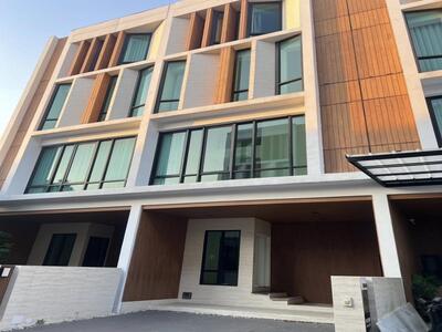 ให้เช่าทาวน์โฮม 3 ชั้นครึ่ง โครงการ ดิ ออเธอร์ รัชดา 32  ลาดพร้าว