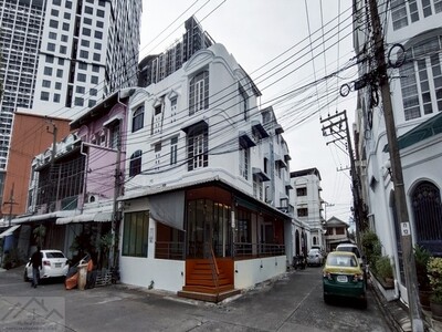 ให้เช่าทาวน์โฮม 3ชั้น หลังมุม พระราม9 ซอย11 รีโนเวทสวย ใกล้เซ็นทร