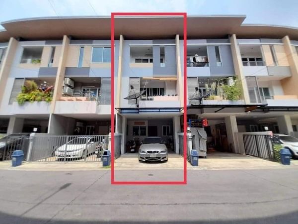 ขายบ้านทาวน์โฮม 3 ชั้น  หมู่บ้านโมทาวน์ บริโอ้ แจ้งวัฒนะ-ประชาชื่น บนถนนเลียบคลองประปา