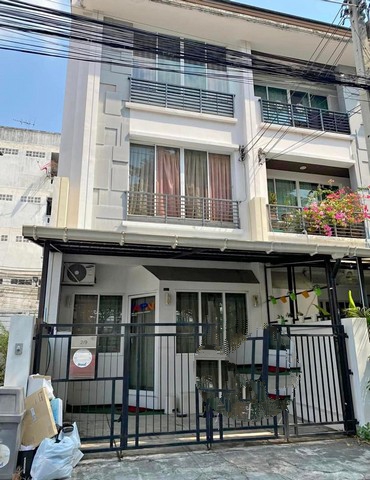 ให้เช่าทาวน์โฮม 3 ชั้น หมู่บ้านกลางเมืองลาดพร้าว 101 เฟอร์ครบพร้อมอยู่ เดินทางสะดวก