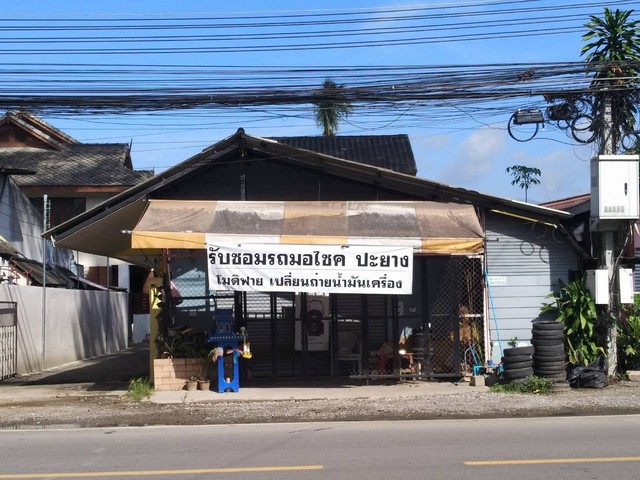 ขายที่ดินพร้อมสิ่งปลูกสร้าง ติดถนนเชียงใหม่ - ลำพูน ทำเลดี เหมาะแก่การลงทุน เดินทางง่าย ใกล้สิ่งอำนวยความสะดวก 