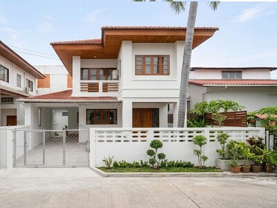ประชาอุทิศ เหม่งจ๋าย  60 ตร ห้วยขวาง 1 กม. เฟอร์ครบ บ้าน 4-5 นอน 