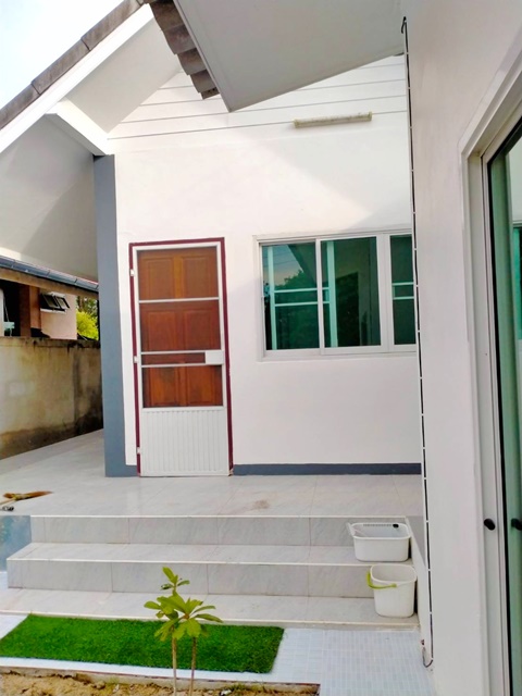 ตลาดรุ่งเจริญ 2นอน 2น้ำ พลูตาหลวง หาดพลา ให้เช่าบ้านเดี่ยวชั้นเดียวใหม่มาก  บ้านฉาง สนามบินอู่ตะเภา 