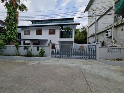 ให้เช่าบ้านเดี่ยว2ชั้น 200ตร.ม.ย่านโชคชัย4ลาดพร้าว ใกล้MRTโชคชัย4