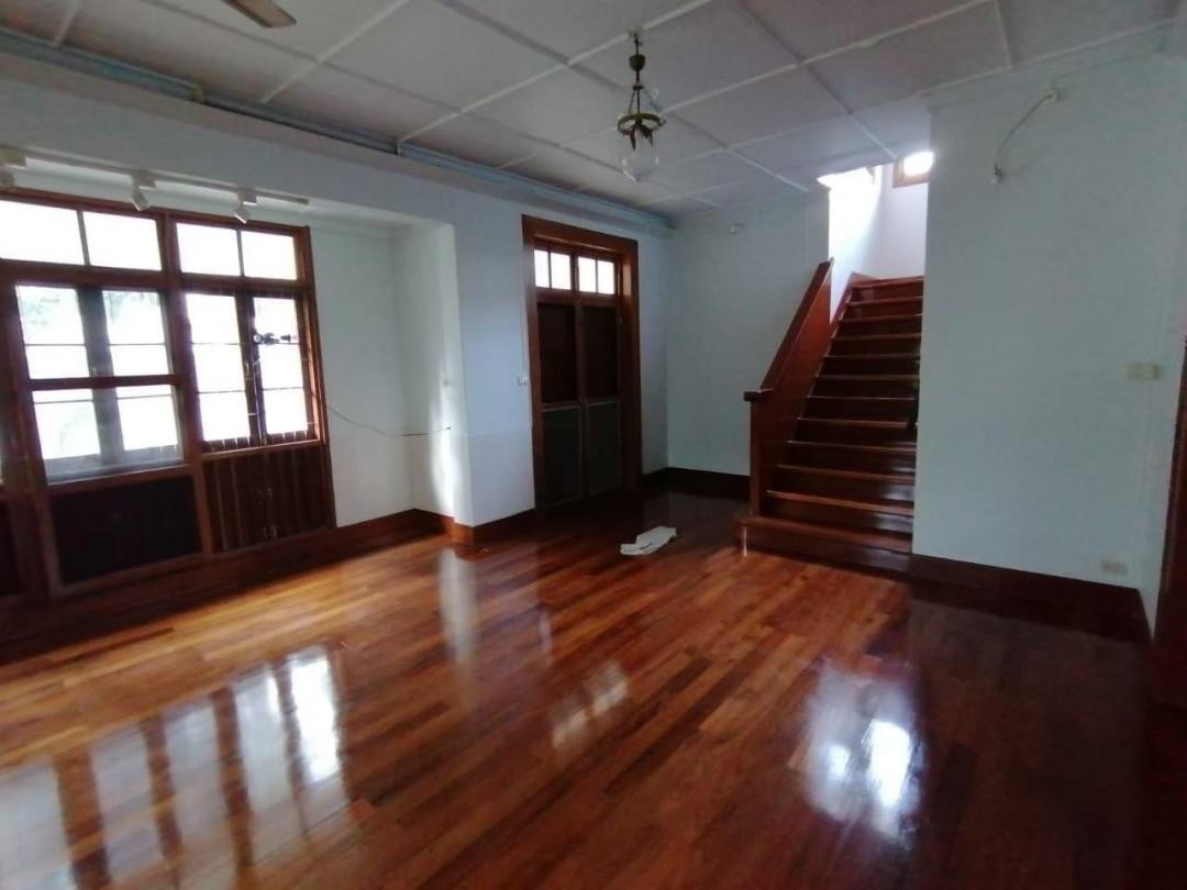 ให้เช่าบ้านเดี่ยว 2 หลัง ใจกลางเมือง ถนนสารสิน ตรงข้ามสวนลุมพินี พื้นที่ 250 ตรว. ใกล้สยามสแควร์วัน 