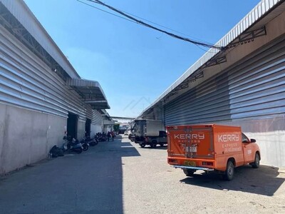 ให้เช่าโกดัง 550 ตรม.ซอยนวลจันทร์ 21 พร้อมออฟฟิศ รถเทรลเลอร์เข้าอ