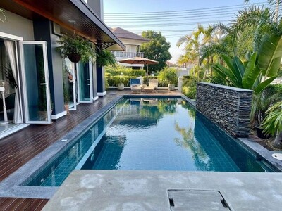 ให้เช่าพูลวิลล่า 2 ชั้น มีสวนรอบบ้าน บิ้วอินทั้งหลัง โซนสันกำแพง 