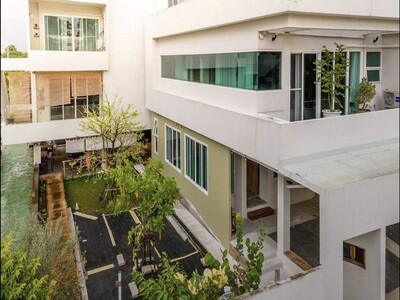 ขายบ้านเดี่ยว บ้านเดี่ยวสไตล์พูลวิลล่า 3 ชั้น ติดถนน บรมราชชนนี 