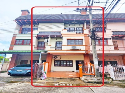 มีสนามหญ้าด้านหน้า ทาวน์เฮ้าส์ 3 ชั้น 4นอน  นวมินทร์131-141 7-Ele