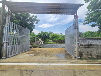 ที่ดินพร้อมสิ่งปลูกสร้าง 3 หลังและสวน พื้นที่รูปทรงสี่เหลี่ยม