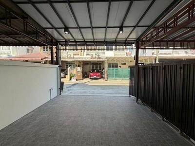 P1701 ขาย ทาวน์โฮม 3 ชั้น 4 ห้องนอน เล่นระดับ นาคนิวาส 37 