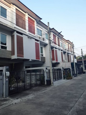 ขายหรือให้เช่าทาวน์โฮม 3 ชั้น หมู่บ้านธาราดี ติดถนนราชพฤกษ์ ใกล้รถไฟฟ้าสายสีม่วง ใกล้วงเวียนพระราม 5