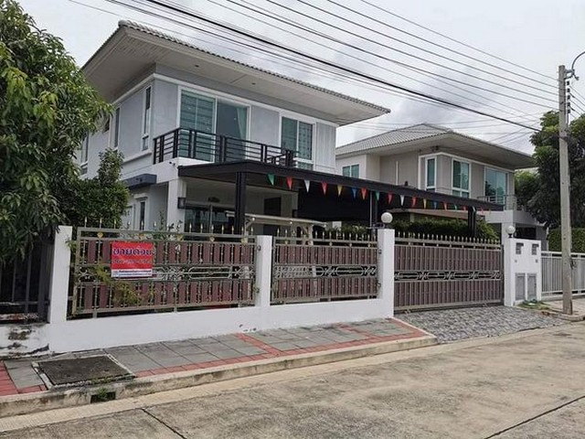 หมู่บ้านสัมมากร  บ้านเดี่ยวสวย พื้นที่ใช้เยอะ  ต่อเติมห้องทานข้าว ใกล้ถนนหลัก หน้าบ้านกว้างมาก