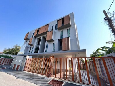 ให้เช่าโฮมออฟฟิศ 4 ชั้น 300 ตรม. รัชดา 32 สไตล์ Modern จอดรถ 4-6 