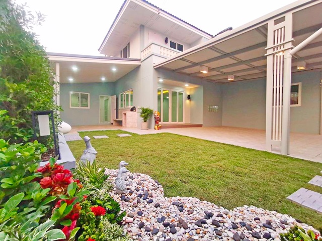 บ้านตกแต่งใหม่  หิ้วกระเป๋าเข้าอยู่ได้ทันที 2-3จอดรถ รถไฟฟ้าคลองบางไผ่ หมู่บ้านบัวทอง 60 ตรว. 320 ตรม. 5นอน 4น้ำ  