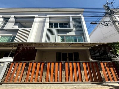 ขายทาว์นโฮม 3 ชั้น THE EXCLUSIVE วงแหวน-รามอินทรา ใกล้แฟชั่นไอซ์แ