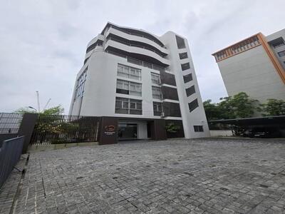ให้เช่าสำนักงาน 8 ชั้น 1,000 ตรม. มีดาดฟ้า ซ.ศรีนคริทร์ 40 มีลิฟท