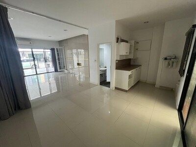 P1573 ให้เช่า ทาวน์โฮม 3 ชั้น โครงการ ทรีโอ ร่มเกล้า Trio Romklao