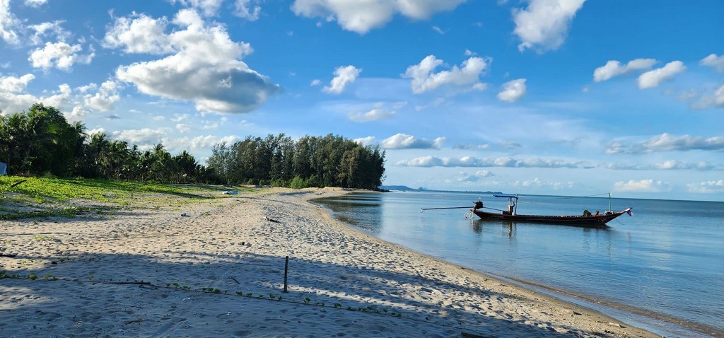 พิเศษที่ดินวิวสวยติดทะเลหาดละแม ใกล้โครงการท่าเรือชุมพร 3.5 ล้าน