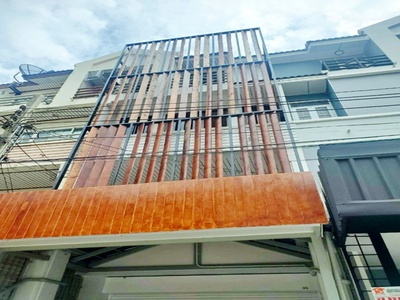 นิคมบางชัน 1กม. รีโนเวทใหม่ ถ.เสรีไทย79-85 ทาวน์โฮม 4 ชั้น  สวนสย