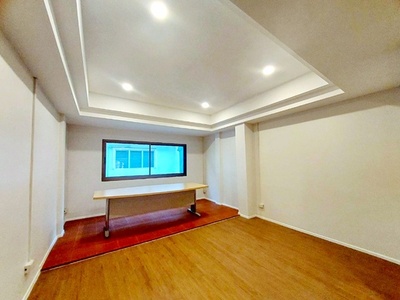 ถ.เสรีไทย79-85 ทาวน์โฮม 4 ชั้น  สวนสยาม นิคมบางชัน 1กม.  รีโนเวทใ