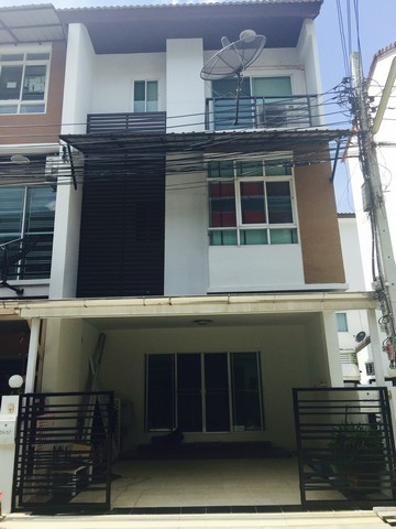 ทาวน์เฮ้าส์ 3.5 ชั้น  เดอะรูฟ แจ้งวัฒนะ ถ.แจ้งวัฒนะ ต.บางตลาด อ.ปากเกร็ด จ.นนทบุรี 