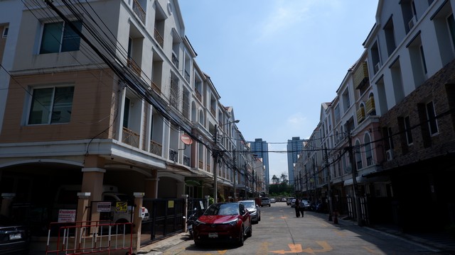 โฮมออฟฟิศ 4 ชั้น ทำเลดี ติดห้างเซ็นทรัลรัตนาธิเบศร์ เหมาะสำหรับธุรกิจและอยู่อาศัย