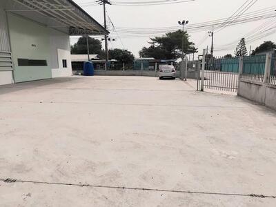 ให้เช่าโกดัง 400 ตารางเมตร นาป่า เมืองชลบุรี  มีรั้วล้อมรอบปลอดภั