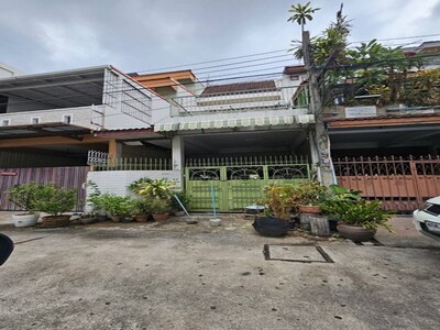 ขาย ทาวน์โฮม 4 ชั้น  เสนานิคม 1 ซอย 3  26 ตร.ว.  3 ห้องนอน
