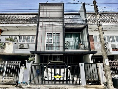 ขายทาวน์เฮ้าส์ 2 ชั้น สไตล์Loft ลาดพร้าว โชคชัย4 ถนนเมน รีโนเวทให