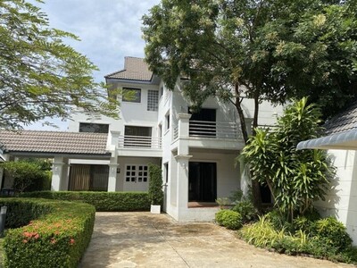  หมู่บ้านนวธานี เสรีไทย  ที่ดิน 200 ตรว. 3 ชั้น 3 ห้องนอน 3 ห้องน